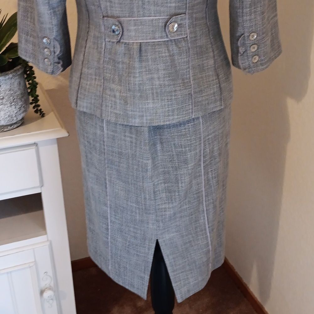 White House Black Market Two-Piece Suit. Career. Professional - Picture 7 of 12